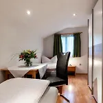 Vroni Höcher Apartment *
